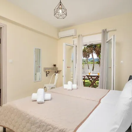Paradiso: Near Beach, Superb Pool And Garden 빌라 Astrakeri