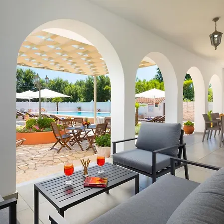 Paradiso: Near Beach, Superb Pool And Garden Astrakeri