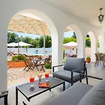 Paradiso: Near Beach, Superb Pool And Garden Asztrakerí