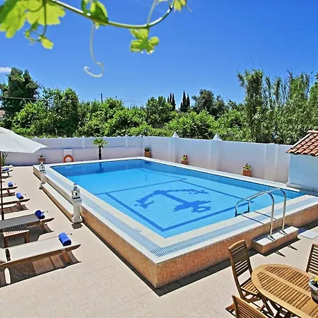 Paradiso: Near Beach, Superb Pool And Garden Villa *