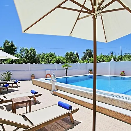 Paradiso: Near Beach, Superb Pool And Garden Villa *