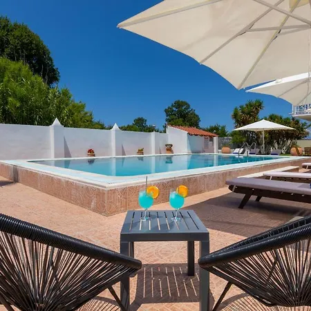 Paradiso: Near Beach, Superb Pool And Garden *