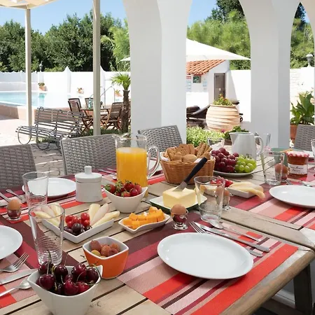 Paradiso: Near Beach, Superb Pool And Garden Villa