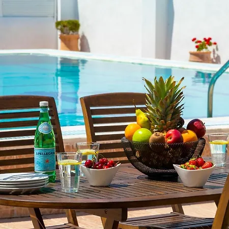 Paradiso: Near Beach, Superb Pool And Garden * Astrakeri