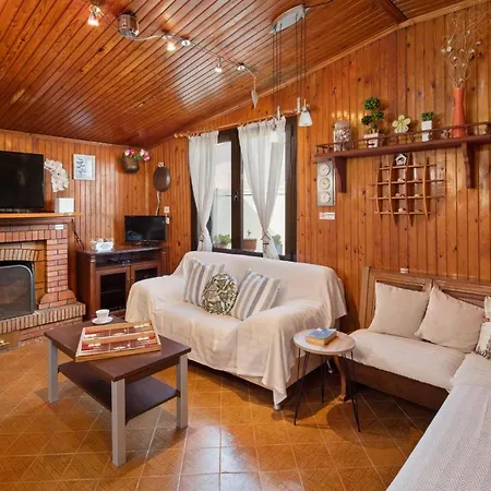 Paradiso: Near Beach, Superb Pool And Garden Willa