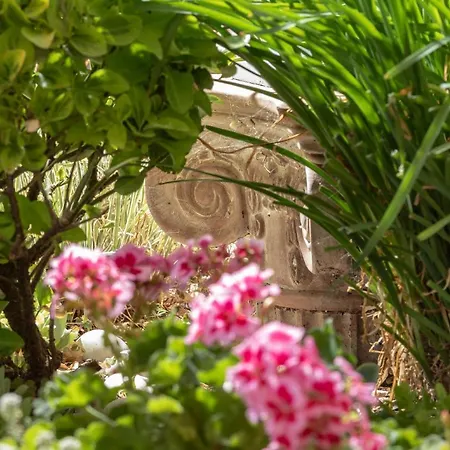 Villa Paradiso: Near Beach, Superb Pool And Garden Astrakeri