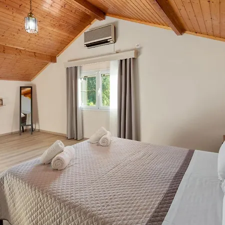 Paradiso: Near Beach, Superb Pool And Garden Villa