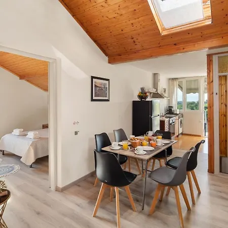 Villa Paradiso: Near Beach, Superb Pool And Garden