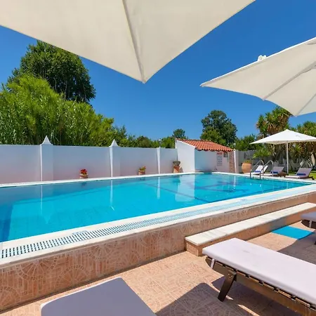 Paradiso: Near Beach, Superb Pool And Garden Villa