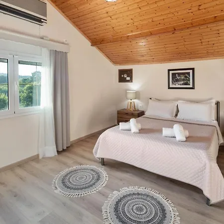 Villa Paradiso: Near Beach, Superb Pool And Garden *