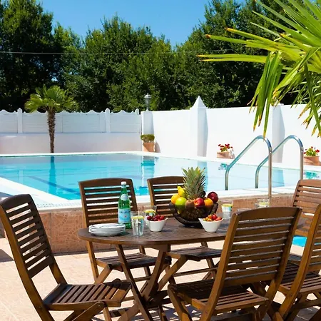Villa Paradiso: Near Beach, Superb Pool And Garden *