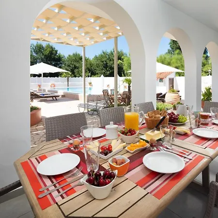 Paradiso: Near Beach, Superb Pool And Garden Villa