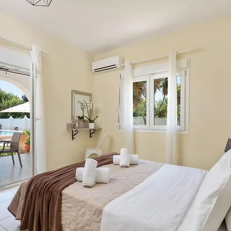 Paradiso: Near Beach, Superb Pool And Garden