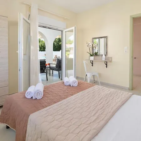 Paradiso: Near Beach, Superb Pool And Garden