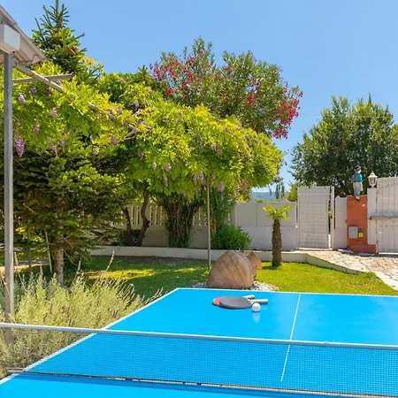 Paradiso: Near Beach, Superb Pool And Garden Villa *