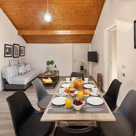 Paradiso: Near Beach, Superb Pool And Garden