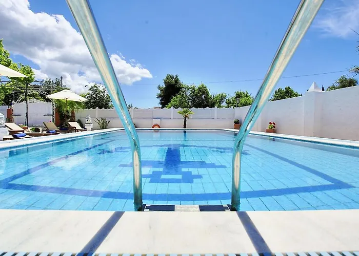 Paradiso: Near Beach, Superb Pool And Garden * Astrakeri