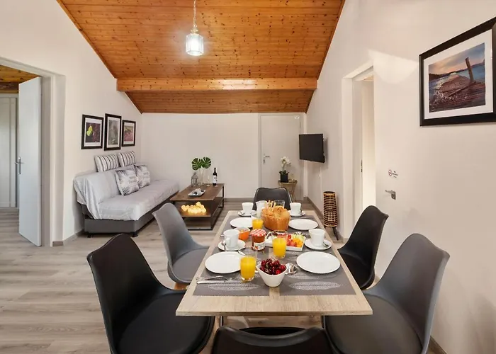 Paradiso: Near Beach, Superb Pool And Garden