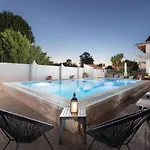 Paradiso: Near Beach, Superb Pool And Garden * Astrakeri