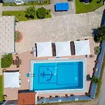 ヴィラ Paradiso: Near Beach, Superb Pool And Garden
