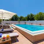 ヴィラ Paradiso: Near Beach, Superb Pool And Garden *