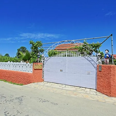 Paradiso: Near Beach, Superb Pool And Garden Vilă *