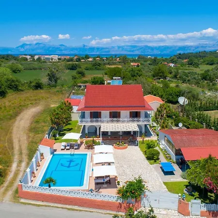 Paradiso: Near Beach, Superb Pool And Garden