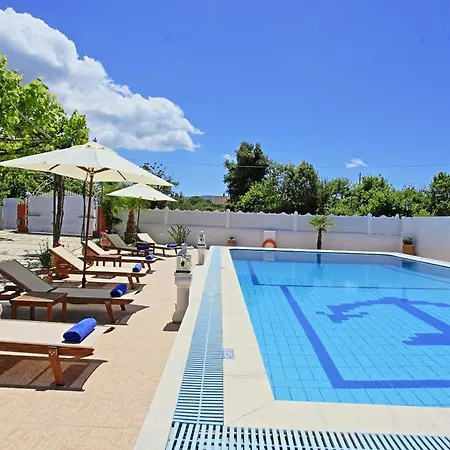 Paradiso: Near Beach, Superb Pool And Garden Vilă *