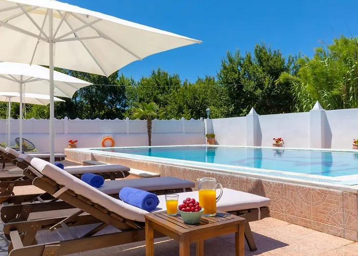 فيلة Paradiso: Near Beach, Superb Pool And Garden Astrakeri