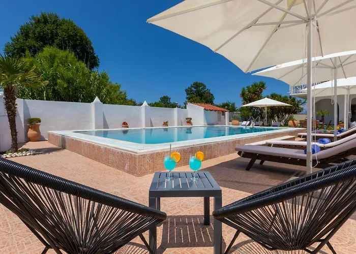 Paradiso: Near Beach, Superb Pool And Garden *
