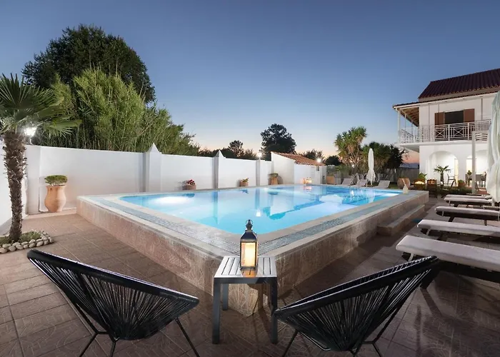 Paradiso: Near Beach, Superb Pool And Garden * Astrakeri