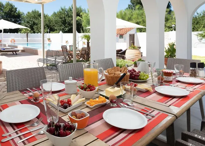 Paradiso: Near Beach, Superb Pool And Garden فيلة