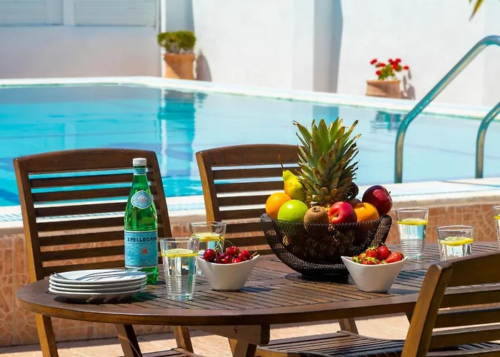 Paradiso: Near Beach, Superb Pool And Garden * Astrakeri