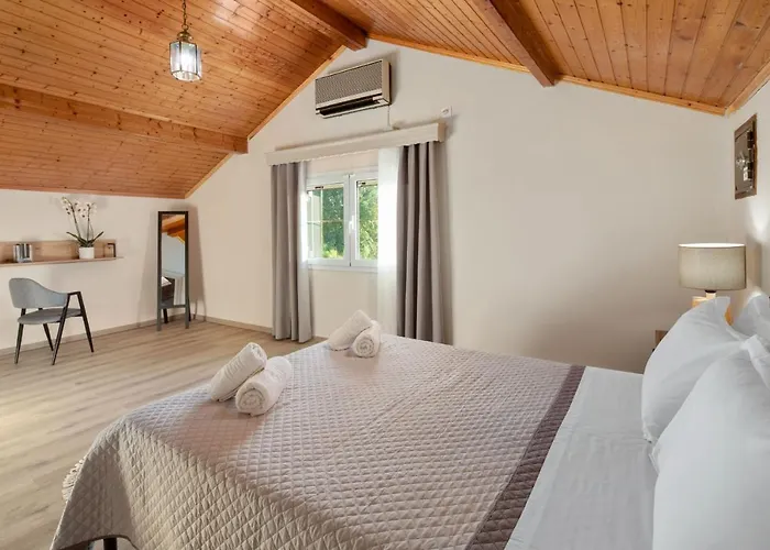 Paradiso: Near Beach, Superb Pool And Garden فيلة