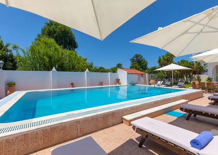 Paradiso: Near Beach, Superb Pool And Garden فيلة