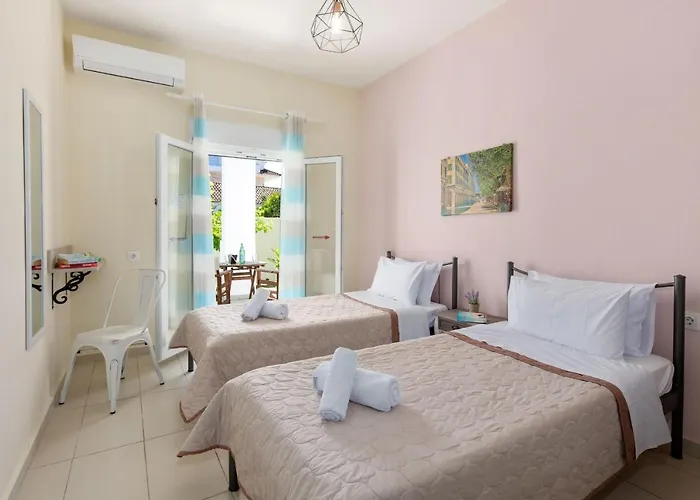 Paradiso: Near Beach, Superb Pool And Garden