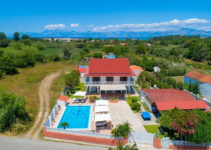 Paradiso: Near Beach, Superb Pool And Garden