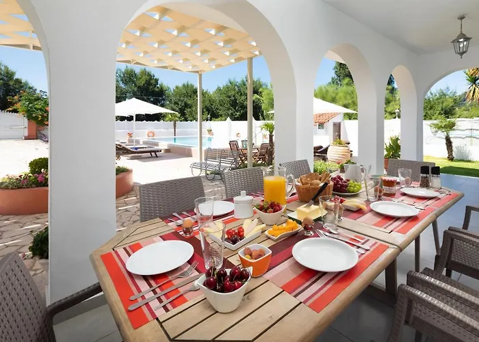 Paradiso: Near Beach, Superb Pool And Garden فيلة
