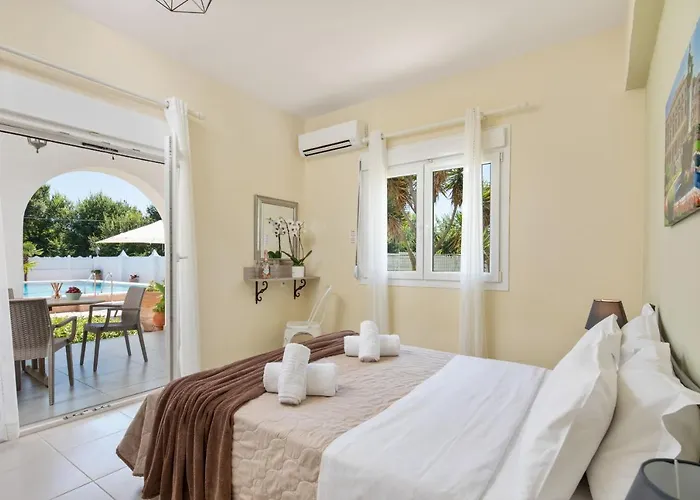 Paradiso: Near Beach, Superb Pool And Garden