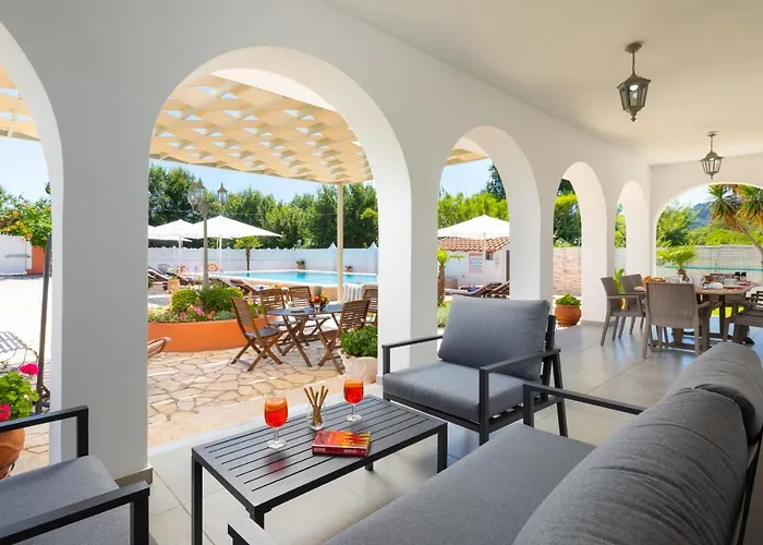 Paradiso: Near Beach, Superb Pool And Garden Astrakeri