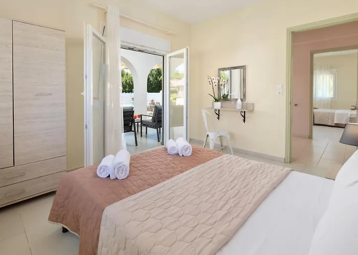 Paradiso: Near Beach, Superb Pool And Garden
