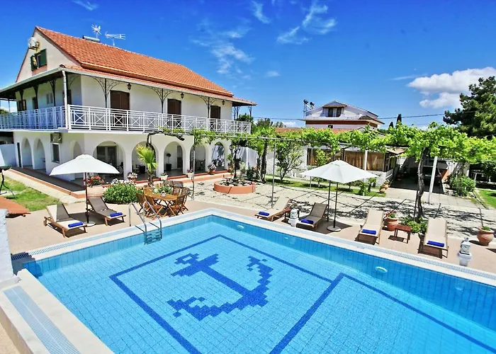 Paradiso: Near Beach, Superb Pool And Garden Astrakeri